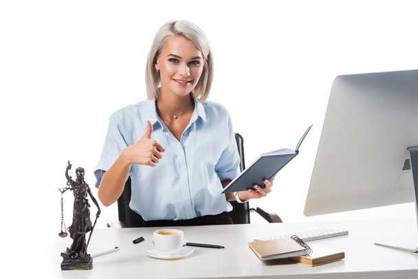retrato de un abogado sonriente mostrando el pulgar hacia arriba en el lugar de trabajo aislado en blanco
 - Foto, imagen