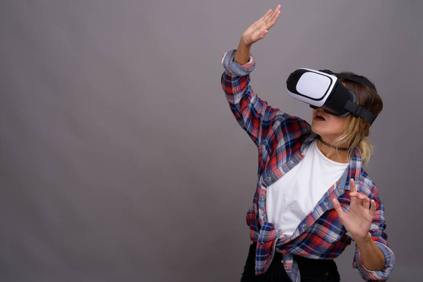 Nuori kaunis Kazakstanin nainen käyttää virtuaalitodellisuus kuulokkeet uudelleen
 - Valokuva, kuva