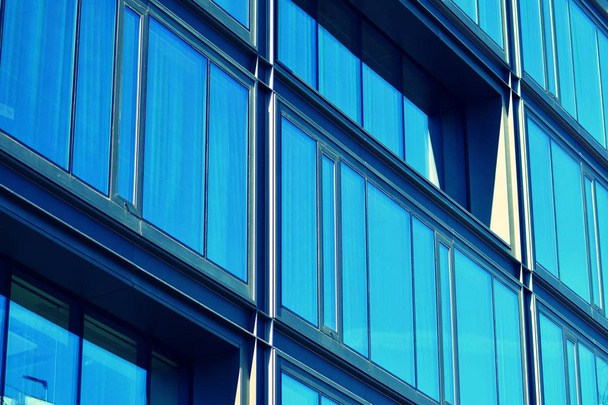 Fragmento abstrato de fachada de edifício de escritório moderno, janelas brilhantes em estrutura de aço, efeito de filtro tonal colorido estilizado retro
 - Foto, Imagem