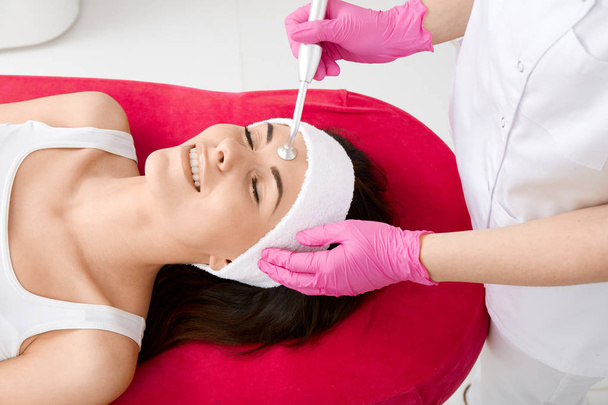 Zabiegi kosmetyczne w profesjonalnych kosmetycznych clinic - masaż próżniowy - Zdjęcie, obraz