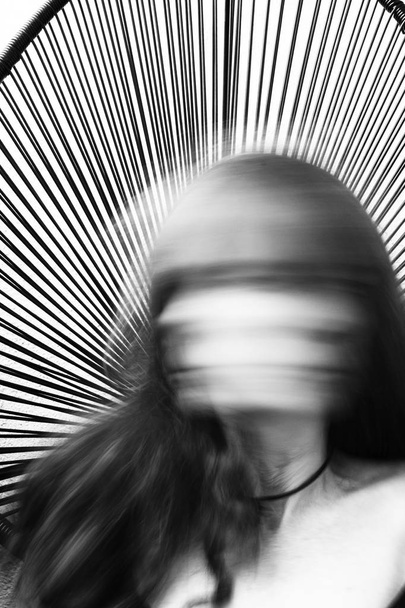 Творческий абстрактный портрет безликой женщины в движении размыт в черно-белом цвете с острыми черными линиями на заднем плане
. - Фото, изображение