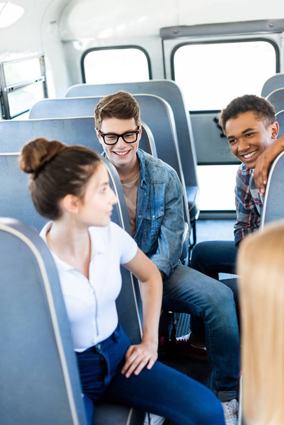 学校のバスに乗って、チャット 10 代の学者のグループ - 写真・画像