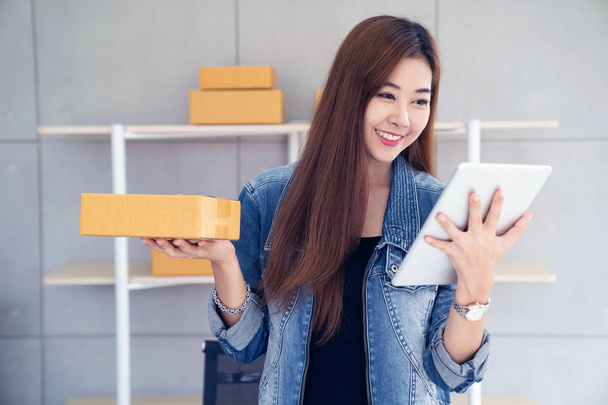 Propriétaire de petite entreprise, femme asiatique tenir boîte de paquet, boîtes d'emballage de marketing en ligne et la livraison, concept de PME. Jeunes propriétaires Démarrer une entreprise en ligne
 - Photo, image