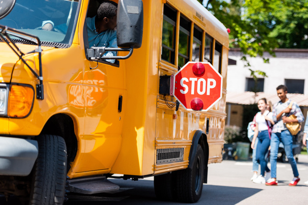 vezető iskolai buszvezető látszó-on tizenéves séta busz mögött - Fotó, kép