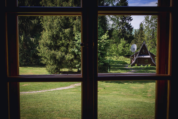 Дерев'яні cotatge в туристичний курорт у місті Wetlina, маленькому селі в Підкарпатському воєводстві Польщі - Фото, зображення