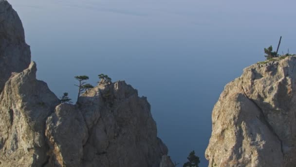 Geweldige luchtfoto. Vlucht over de rock-piek van de berg Ai-Petri. Super slow motion. Krim Jalta stad. Zomer dagtijd. - Video