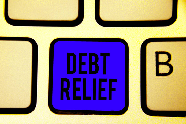 Szöveg jel mutatja az adósságcsökkentés. Fogalmi fénykép részleges vagy teljes elengedése, különösen az országok kék billentyű szándék számítógép számítástechnikai elmélkedés-dokumentum létrehozása - Fotó, kép