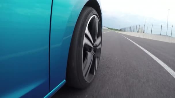 Alacsony, szög, Kilátás közelről: Új kék személyes sportkocsi vezetői kör nagyon gyorsan, és a luxus Hungaroring verseny versenyző pálya a gyűrű. A versenypálya fehér versenyautó gyorshajtás és az élen - Felvétel, videó