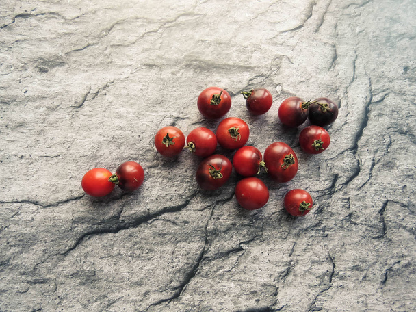tomates rojos en una tabla de madera. una alimentación saludable. productos ecológicos. Comida orgánica. Estilo Top View Group Objetos
 - Foto, imagen