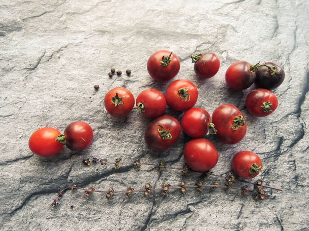 tomates rojos en una tabla de madera. una alimentación saludable. productos ecológicos. Comida orgánica. Estilo Top View Group Objetos
 - Foto, Imagen