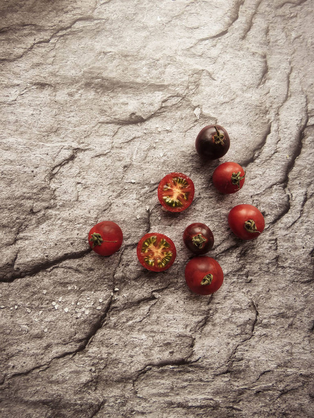 rode tomaten op een houten bord. gezond eten. eco-vriendelijke producten. Biologisch voedsel. Stijl Top View groepsobjecten - Foto, afbeelding