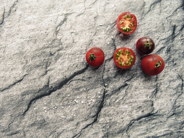 木の板に赤いトマト。健康的な食事。環境に優しい製品です。有機食品。トップ ビュー グループのスタイル オブジェクト - 写真・画像