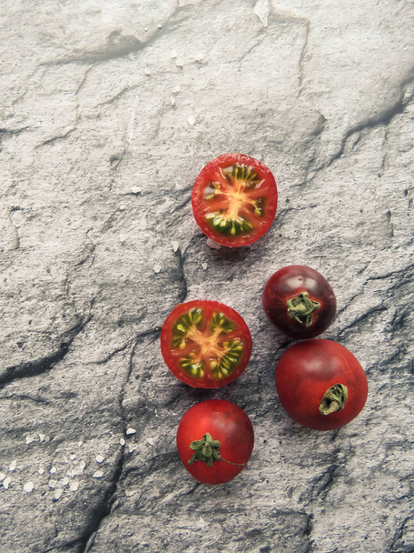 punaisia tomaatteja puulaudalla. terveellistä syömistä. ympäristöystävällisiä tuotteita. Luomuruokaa. Tyyli Top View Group objektit
 - Valokuva, kuva