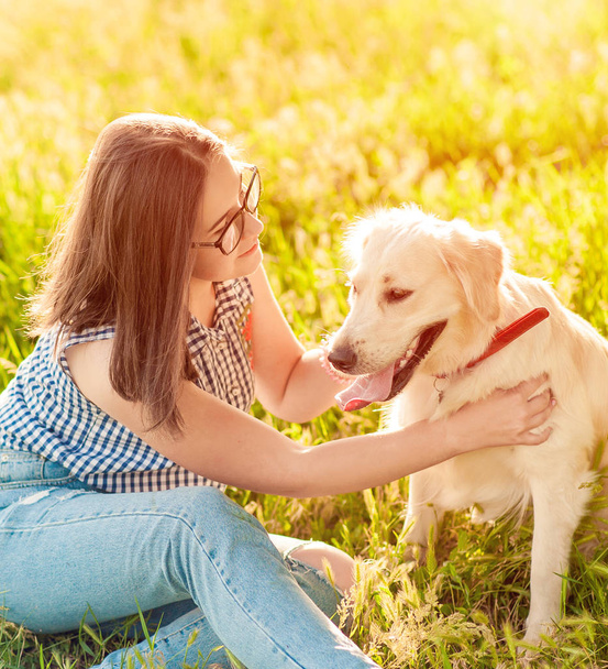 Щасливий собака і власник насолоджується природою в парку
 - Фото, зображення