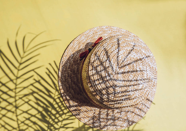 Vacaciones, vacaciones playa tropical desde arriba hojas de palmera y un sombrero de paja. conchas marinas. Estilo Top View Group Objetos
 - Foto, imagen