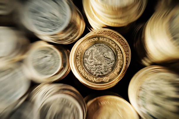 Powiększyć do peso meksykańskie monety ułożone na stronie twarz orła - Zdjęcie, obraz