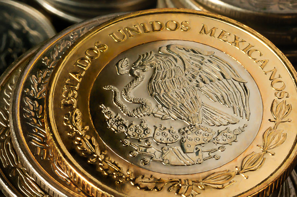 eine mexikanische Peso-Münze auf der Adlerseite gestapelt - Foto, Bild