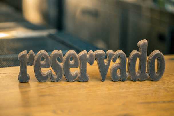 reserved plate on the table in a restaurant. Reservado - Photo, Image