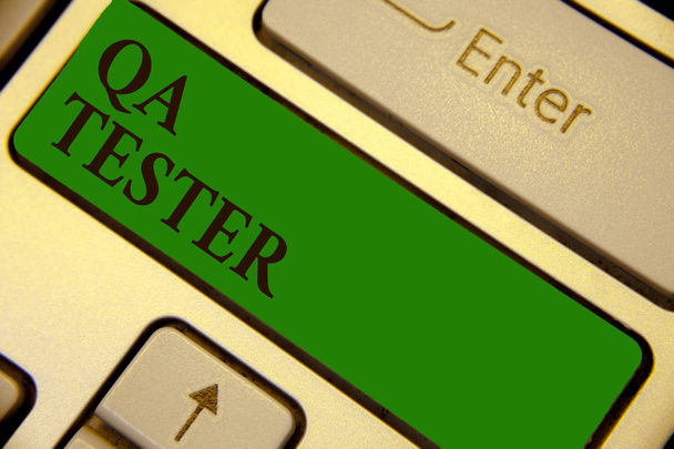Qa Tester olarak gösterilen yazma kavramsal el. İş fotoğraf metin üzerinde gidiş projenin uygulama klavye yeşil anahtar önce kalite güvence bilgisayar bilgi işlem yansıma belge oluşturmak - Fotoğraf, Görsel