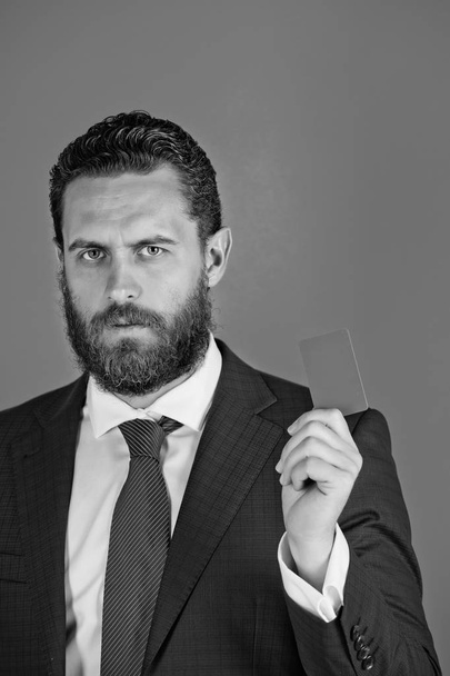 man with blank business card - Foto, imagen