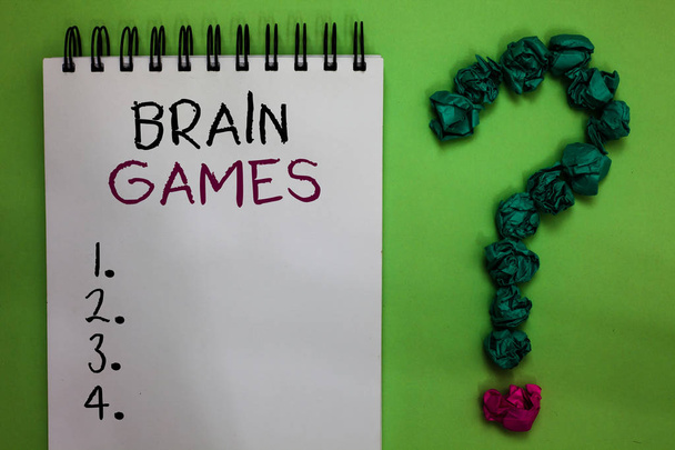 脳ゲームをテキスト記号表示。操作またはノートブックを開く相手を威嚇する概念的な写真心理的戦術くしゃくしゃ論文疑問符の緑の背景を形成 - 写真・画像