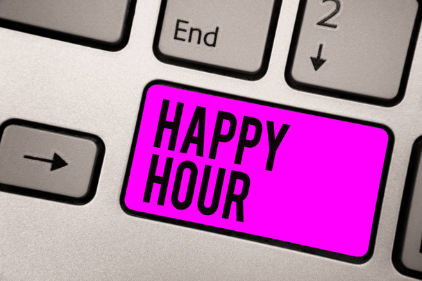Tekstimerkki Happy Hourista. Käsitteellinen valokuva Viettää aikaa toimintaa, joka saa sinut rentoutumaan jonkin aikaa Näppäimistö violetti avain Aikomus luoda tietokone computing heijastus asiakirja
 - Valokuva, kuva