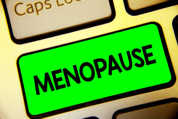 A szó menopauza szöveg írása. Üzleti koncepció végleges beszüntetése vagy a menstruáció ciklus zöld billentyű szándék végét számítógép számítástechnika elmélkedés dokumentum létrehozása - Fotó, kép