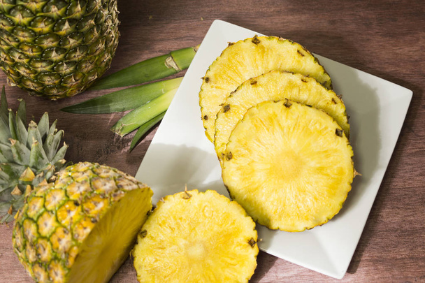 τροπικά φρούτα ανανά - Ananas comosus-διαίρεση σε φέτες - Φωτογραφία, εικόνα