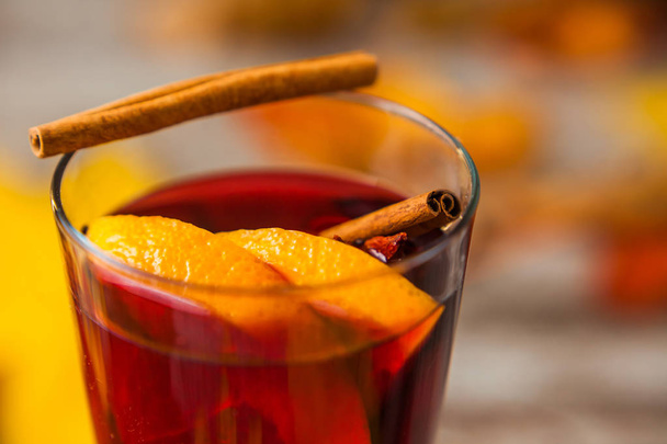 Hot Mulled Wine. Cinnamon Orange. Macro. Alcohol. Red Yellow Orange. - Foto, Imagen