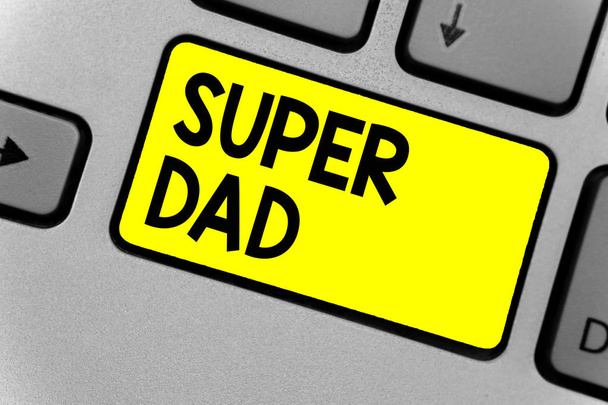 Kirjoitan viestiä, jossa lukee "Super Daddy". Business valokuva esittelee Lapset idoli ja supersankari inspiraation katsomaan Näppäimistö keltainen avain Intention tietokone computing heijastus asiakirja
 - Valokuva, kuva