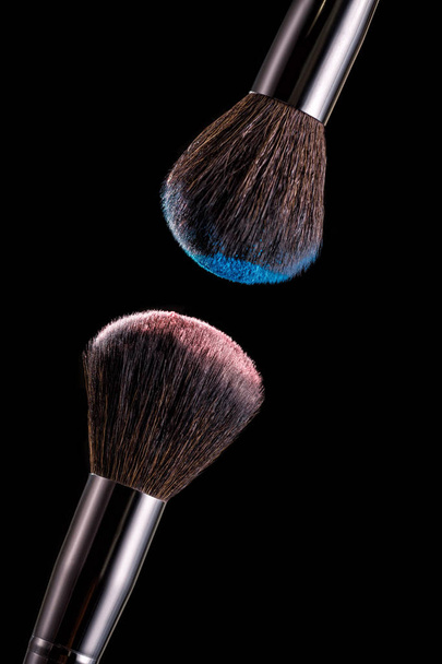 makeup brush with powder on black background - Valokuva, kuva