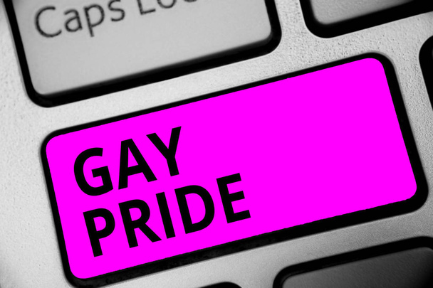 Uwaga: pisanie Wyświetlono Gay Pride. Biznesowe zdjęcie prezentujący godności idividual, który należy do mężczyzny lub kobiety klawiatury fioletowy klucza zamiar komputer odbicie dokumentu - Zdjęcie, obraz