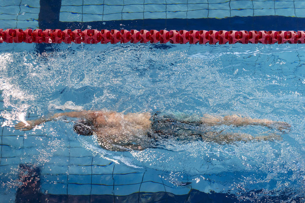 Vista superior del hombre nadando en la piscina, bajo el agua
 - Foto, Imagen