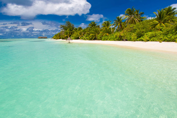Tropická Pláž pro dovolené a dovolené. Letní nálada na tropickou krajinu. Přírodní pláže, modré moře, modrá obloha a bílým pískem. Úžasné pláže scény - Fotografie, Obrázek