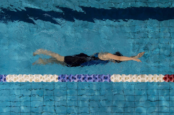 Nuori nainen uimari sininen uima-allas
 - Valokuva, kuva