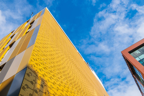 Kontrastowe kolory i kształty na fasady budynków przed niebo w centrum Manchester, Wielka Brytania - Zdjęcie, obraz