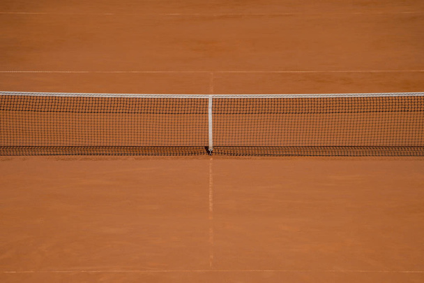 lege klei tennisbaan en net - Foto, afbeelding