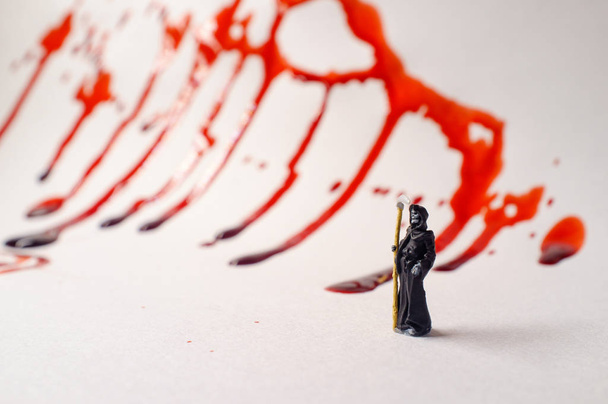 Parca con salpicaduras de sangre goteando para simbolizar la muerte
 - Foto, imagen