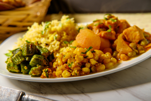 Hint tavuk sebze köri yemeği kızarmış bamya biryani pirinç ve Mısır ile  - Fotoğraf, Görsel
