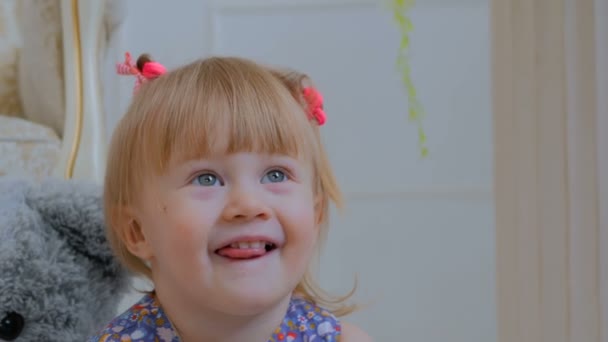 Ritratto di simpatica bambina a casa - Filmati, video