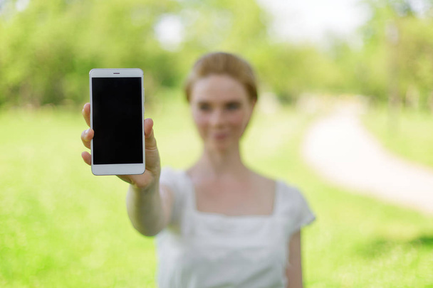 Vrouwenhanden houden Smart Phone met blanco scherm. Close-up opname. - Foto, afbeelding