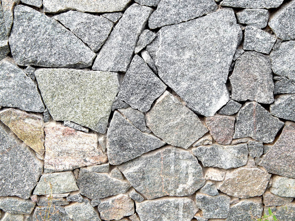 bos van grote granieten stenen horizontale afbeelding - Foto, afbeelding