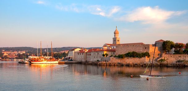 Vista panorâmica do porto de Krk e muralhas da cidade a partir do mar - Croácia
 - Foto, Imagem