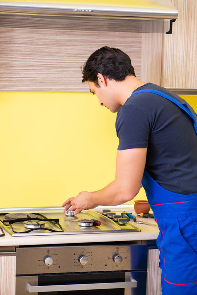 Молодой подрядчик по сборке кухонной мебели - Фото, изображение