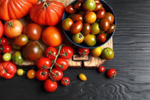 Flat lay composition with juicy tomatoes on wooden background - Foto, Bild
