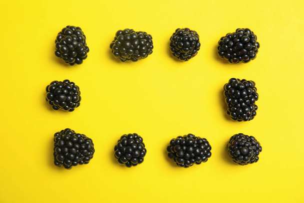 Flat lay composition with ripe blackberries on color background - Fotografie, Obrázek