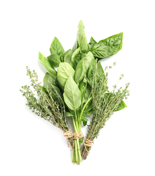 Taze yeşil fesleğen ve kekik beyaz arka planda, üstten görünüm. Aromatik otlar - Fotoğraf, Görsel