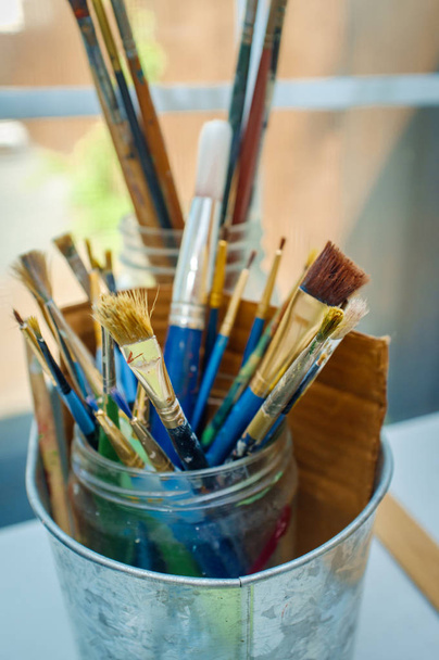Mason Jar valikoima värjätään vanha taiteilija paintbrushes
 - Valokuva, kuva