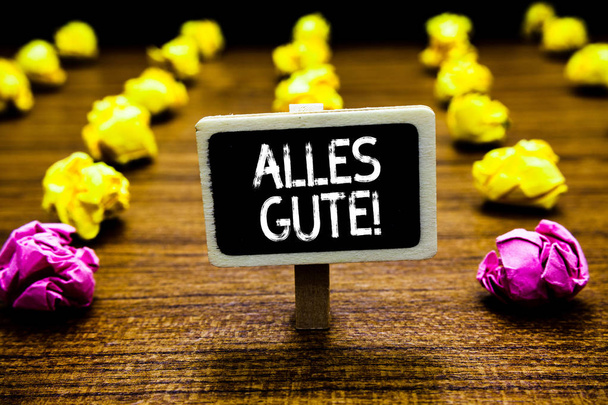 Текстовый знак, показывающий Аллеса Гута. Консервативное фото немца, перекладывающего все самое лучшее на день рождения или по любому поводу
 - Фото, изображение