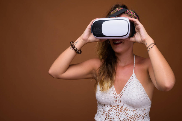 Nainen käyttää VR lasit virtuaalitodellisuus kokemus
 - Valokuva, kuva